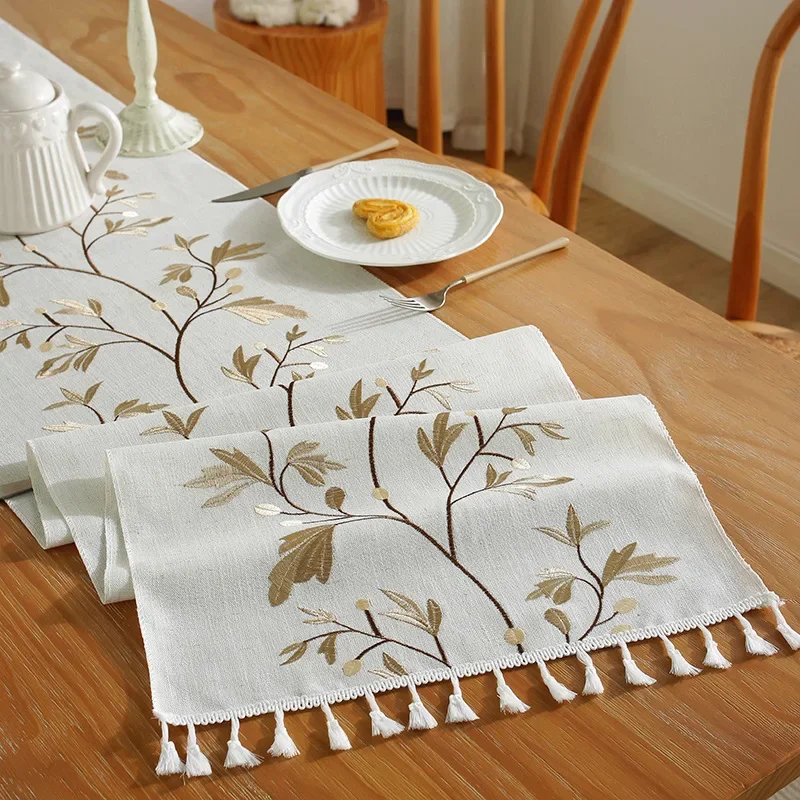 Chemin de table coton lin brodé fleuri pompons - Image 5