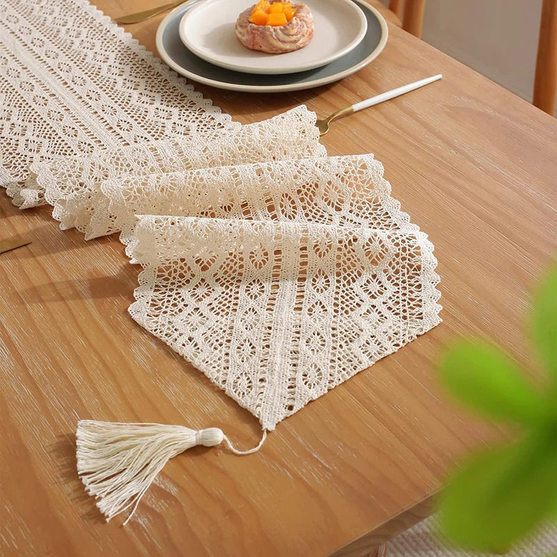 Chemin de table dentelle crochet boheme beige pompons - Image 4