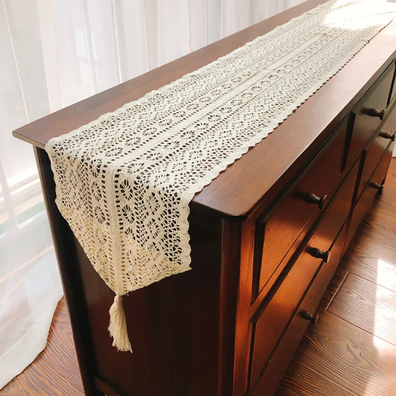 Chemin de table dentelle crochet bohème écru pompons - Image 6