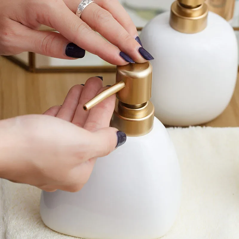 distributeur de savon en céramique avec pompe dorée pour salle de bain - Image 4