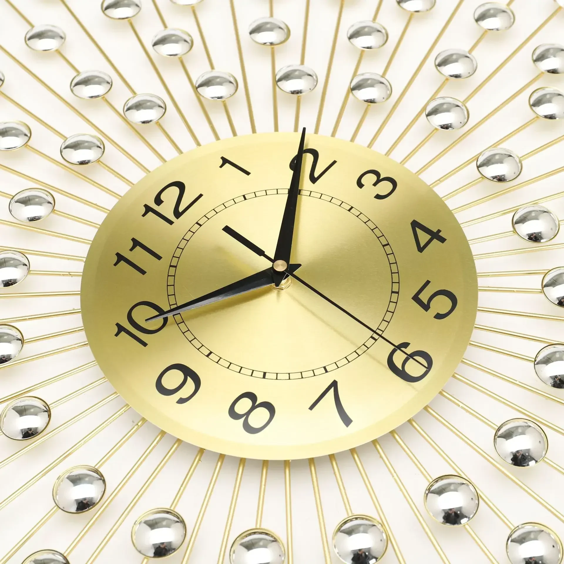 horloge murale en métal design créatif et silencieuse - Image 4
