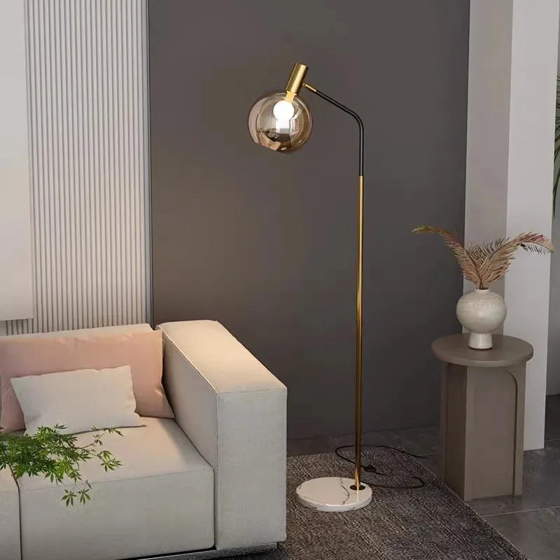 lampadaire doré et noir en métal et verre pour intérieur - Image 3