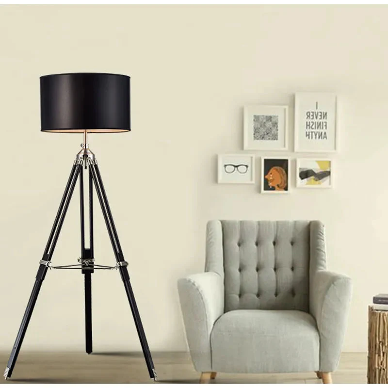 lampe à poser trépied en bois style industriel moderne - Image 3