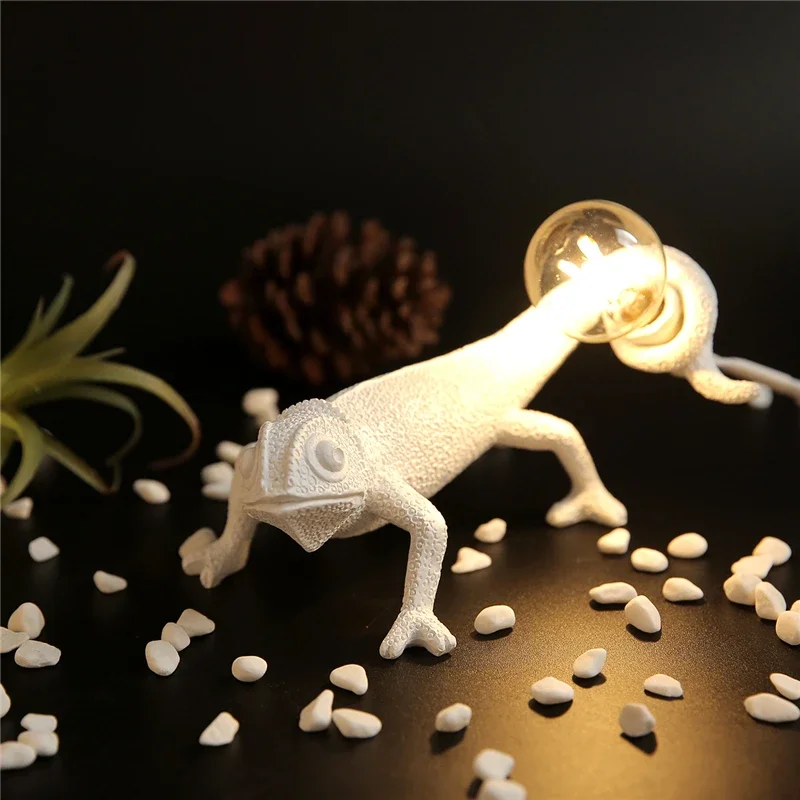 lampe de bureau lézard caméléon moderne et ludique en résine - Image 4