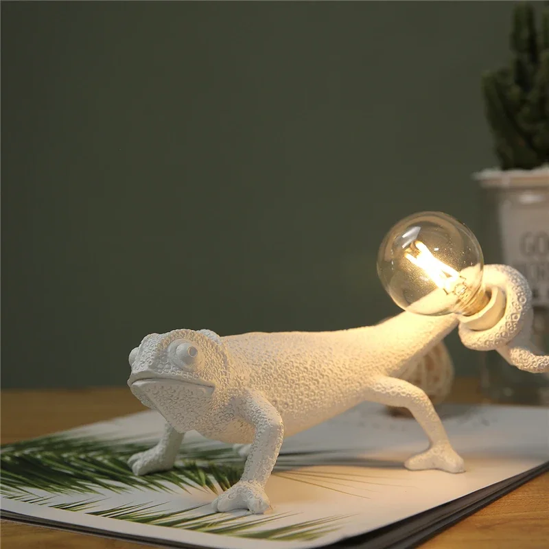 lampe de bureau lézard caméléon moderne et ludique en résine - Image 5