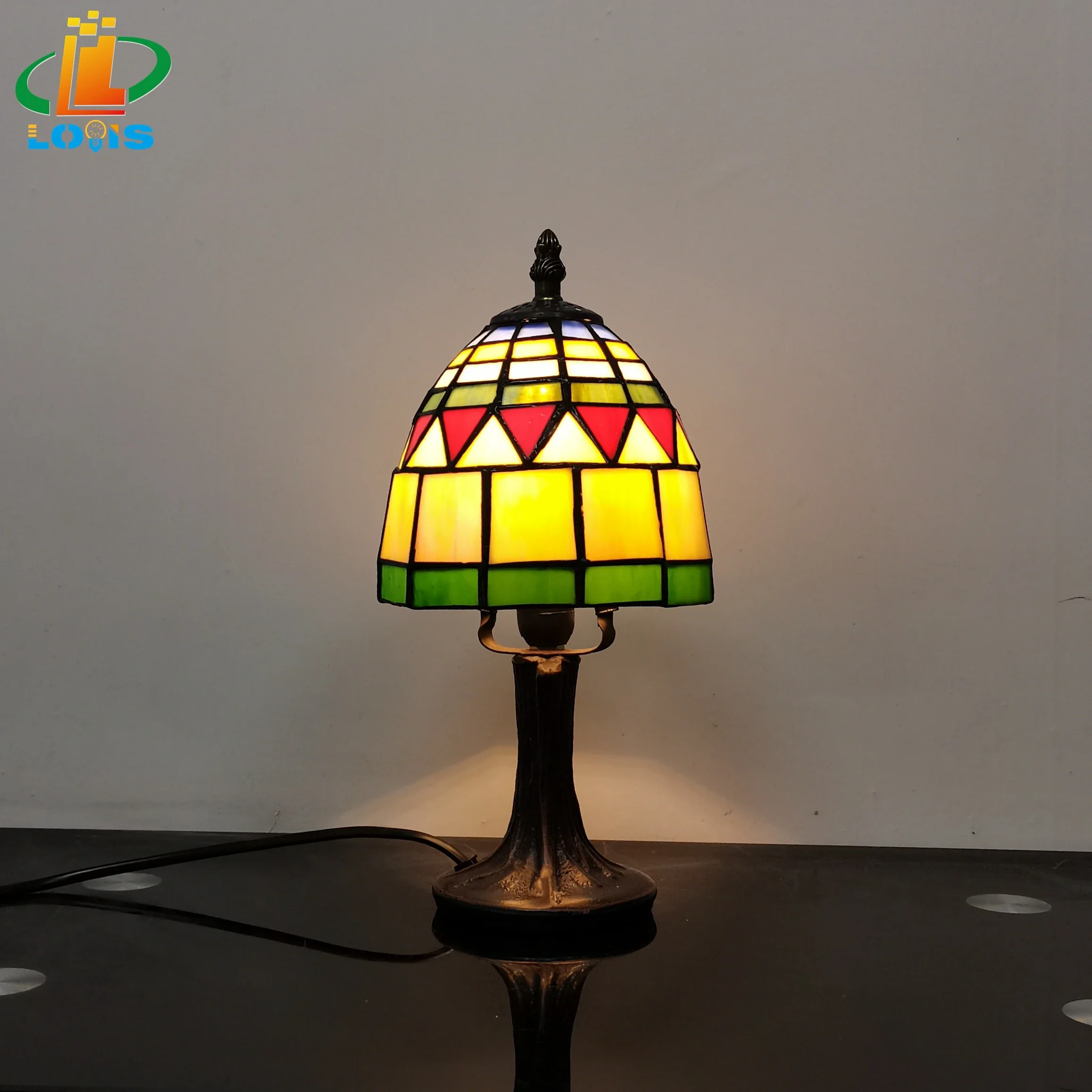 lampe de chevet en verre teinté style tiffany pour décoration élégante