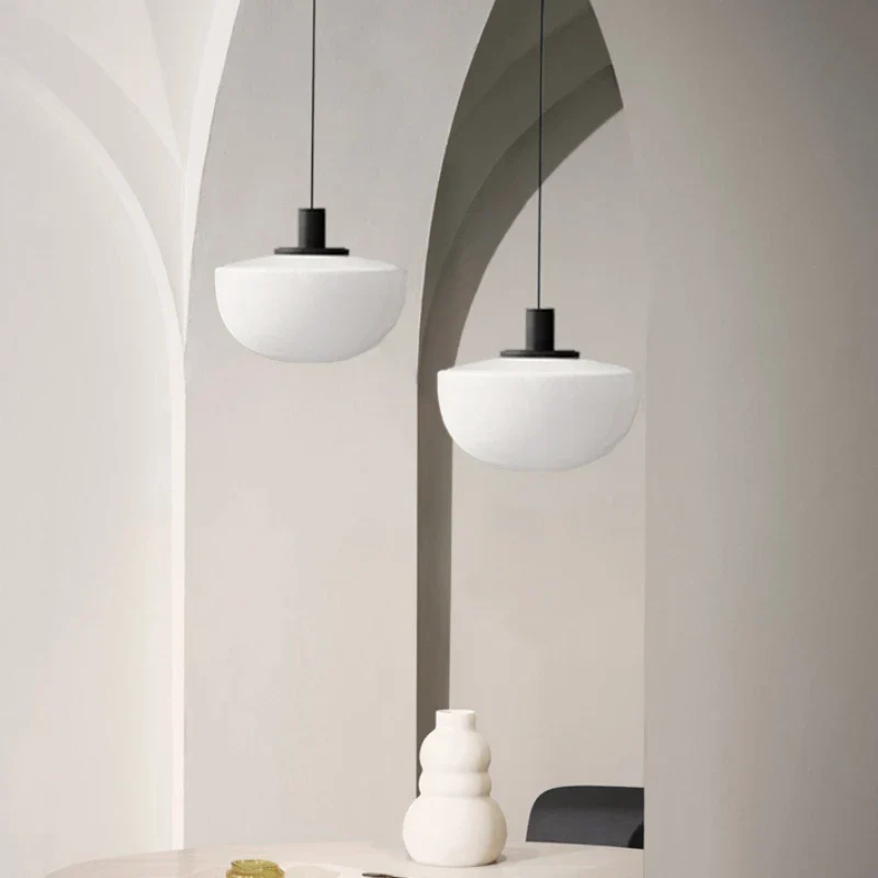 lampe minimaliste suspendue en verre adaptée pour étude et chevet - Image 4