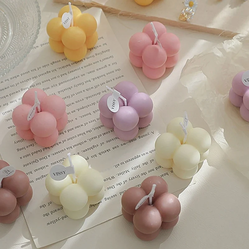 petite bougie parfumée en mini cube pour décorations festives - Image 3