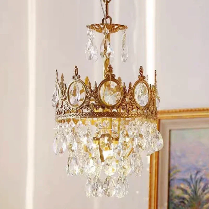 suspension dorée en cristal pour décoration intérieure élégante