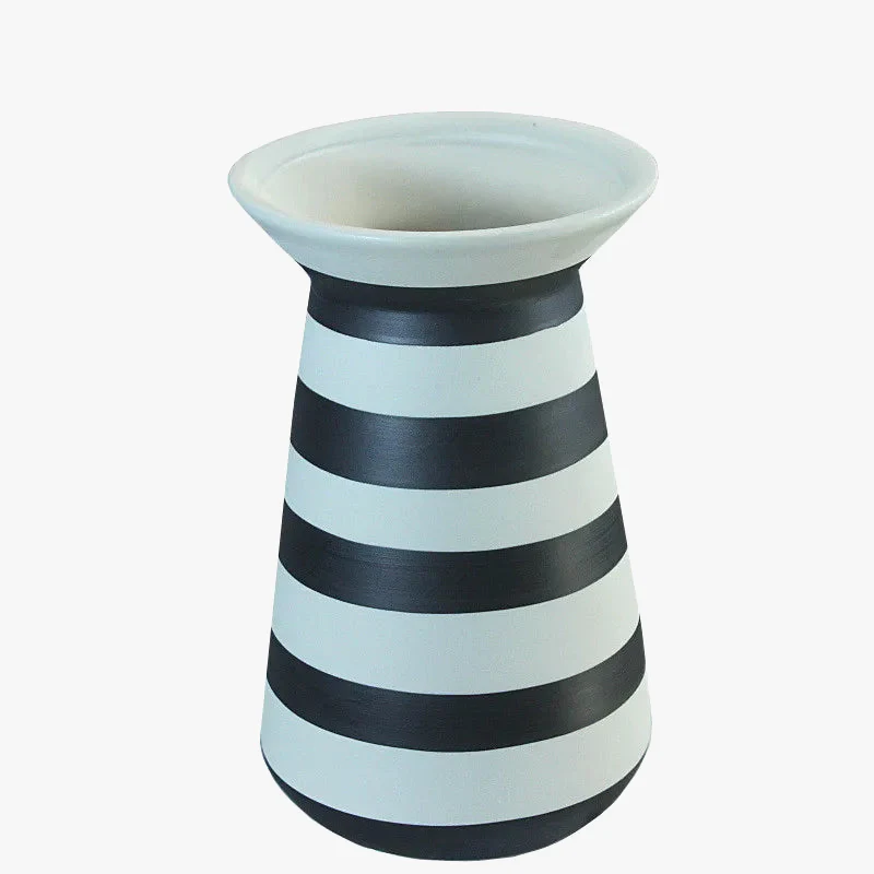 vase en céramique à rayures géométriques pour décoration intérieure