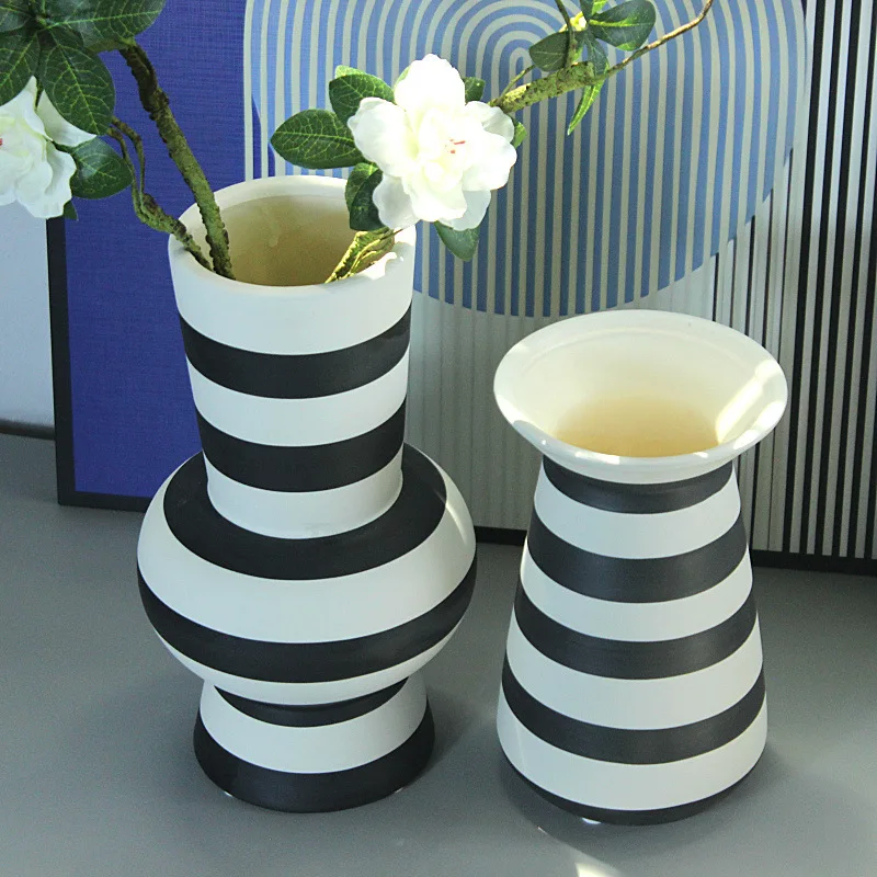 vase en céramique à rayures géométriques pour décoration intérieure - Image 3