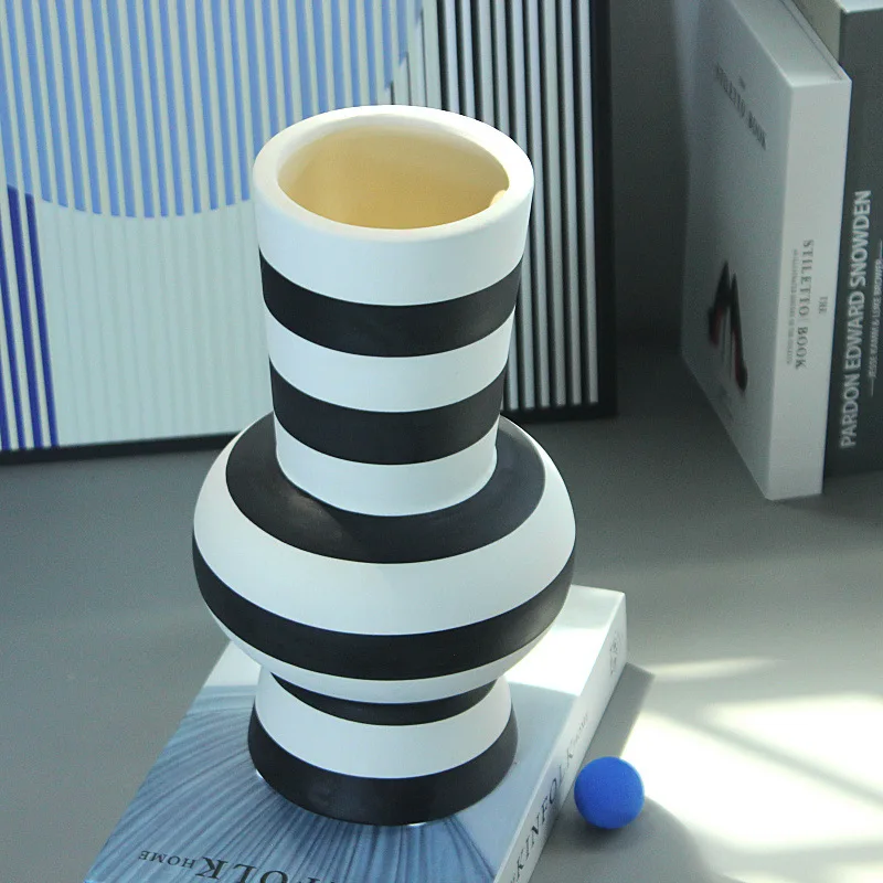 vase en céramique à rayures géométriques pour décoration intérieure - Image 4