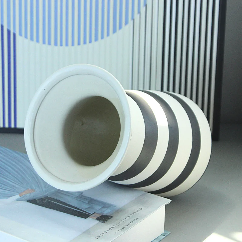 vase en céramique à rayures géométriques pour décoration intérieure - Image 5